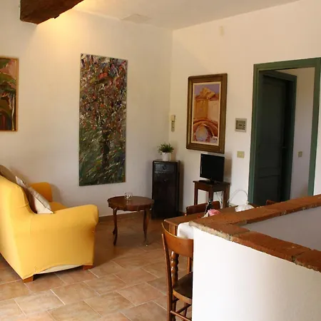 Dom wakacyjny In With Pool *